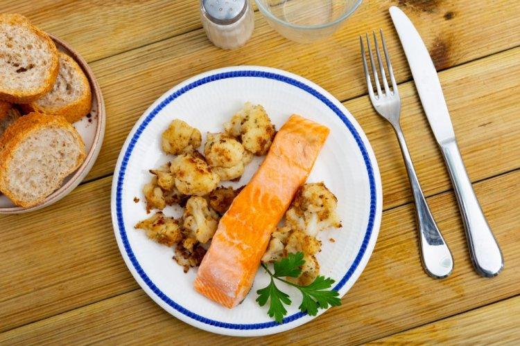 Salmón rosado al horno con coliflor en bolsa de asar