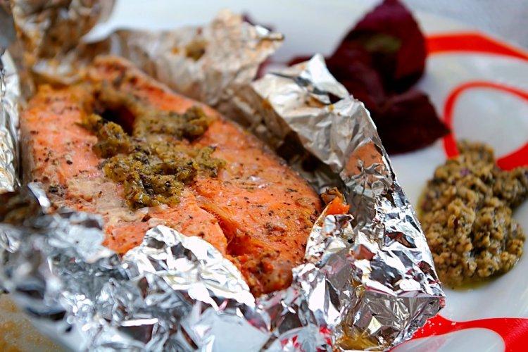 Salmón rosado con arroz y verduras en papel de aluminio