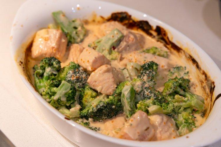 Salmón rosado al horno con brócoli en crema