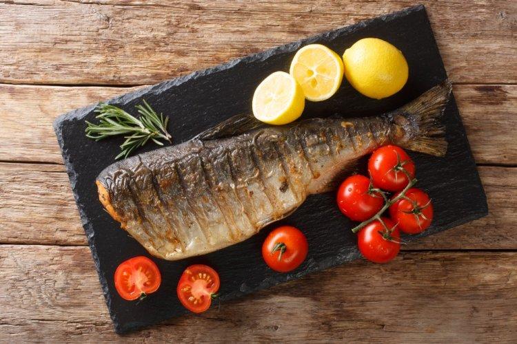 Salmón rosado saludable entero al horno