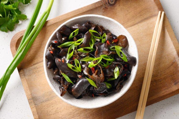 Ensalada de setas de madera y cebolleta