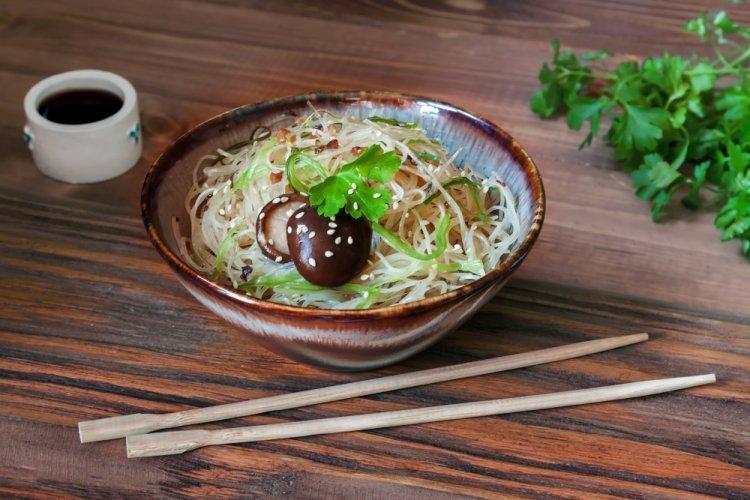 Ensalada de fideos celofán y setas de madera