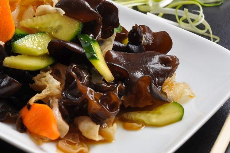 Ensalada de setas de madera y pepinos