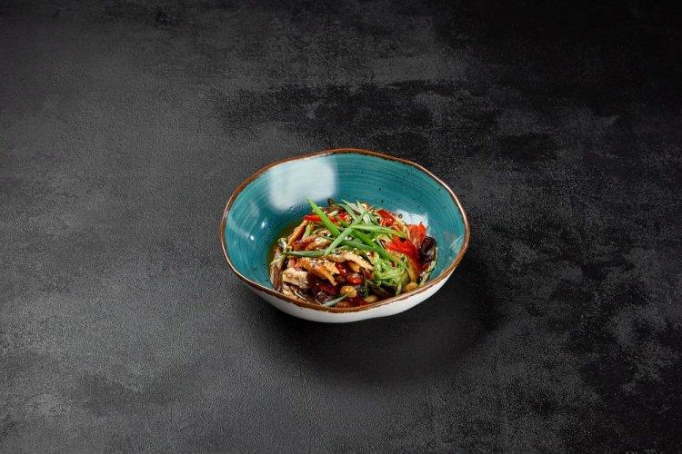 Ensalada de pollo y setas de madera