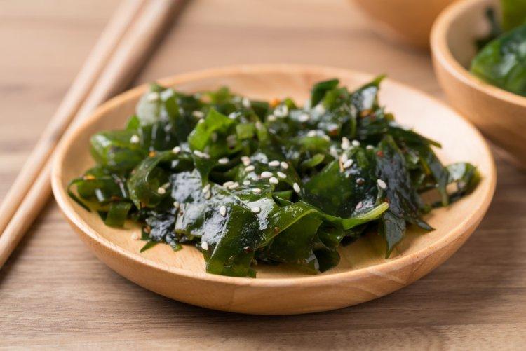 Ensalada de setas de madera y algas marinas