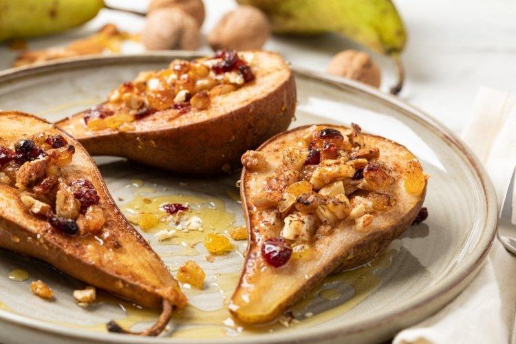 Pears with Raisins in the Oven