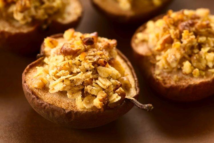 Pears Baked with Oats in the Oven