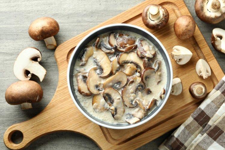 Relleno de champiñones fritos, cebolla y crema agria