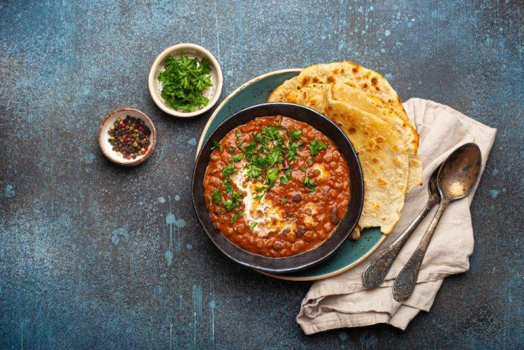Relleno de frijoles y tomates para tortillas roti