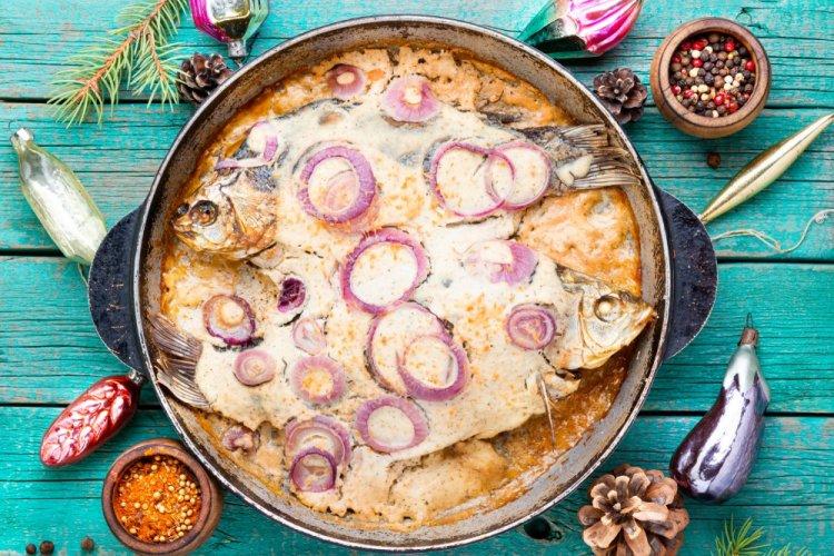 Pan-Fried Crucian Carp in Sour Cream