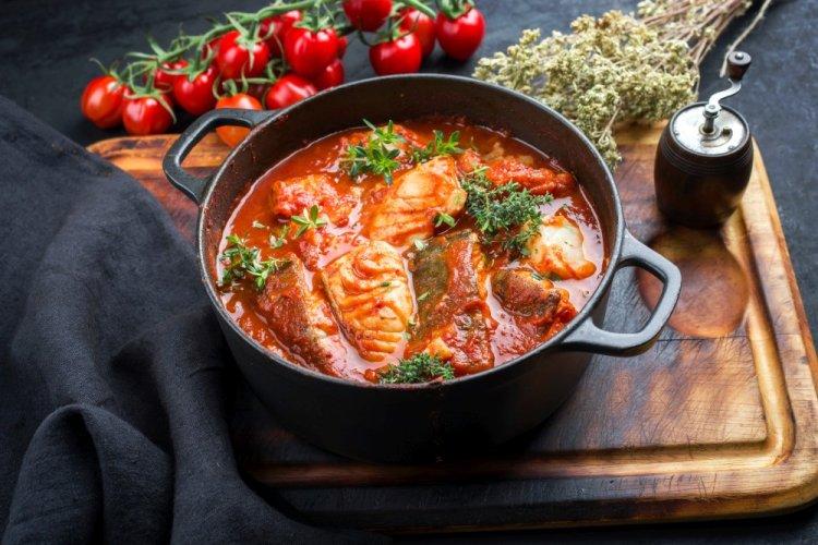 Pan-Fried Crucian Carp in Tomato Sauce