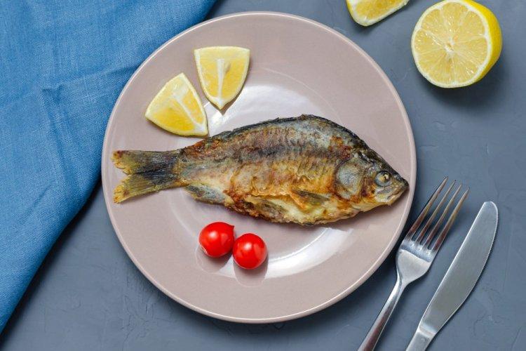 Crucian Carp Baked with Lemon in an Air Fryer