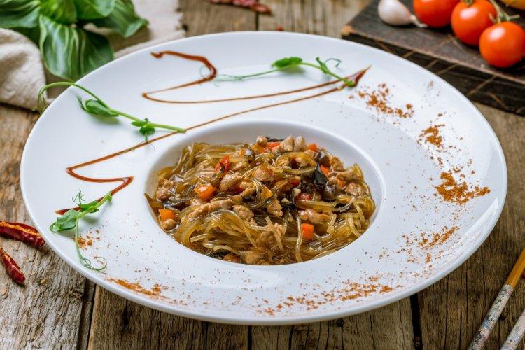 Fideos de celofán con ternera y setas de madera
