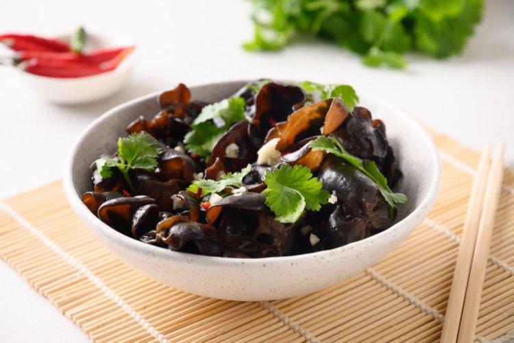 Ensalada china clásica de setas de madera