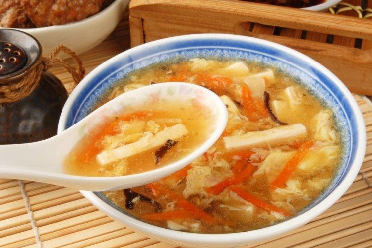 Sopa con tofu y setas de madera