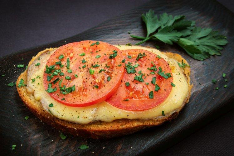 Bruschetta with Tomatoes, Ham, and Cheese