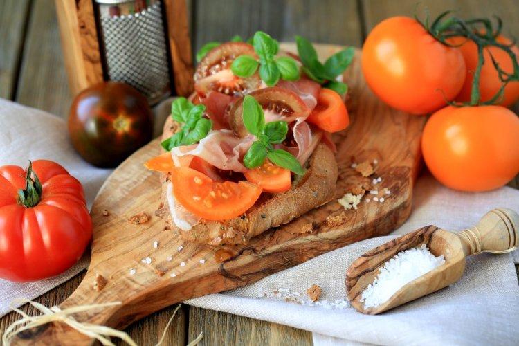 Bruschettas with Ham and Cherry Tomatoes