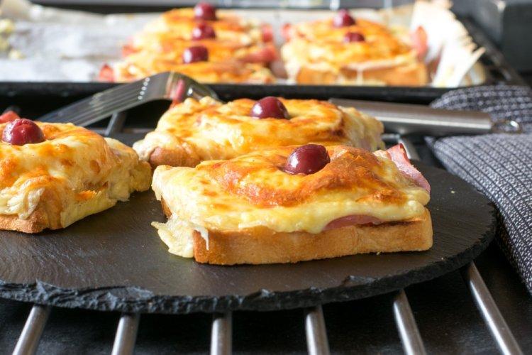 Bruschettas with Ham, Pineapple, and Mozzarella
