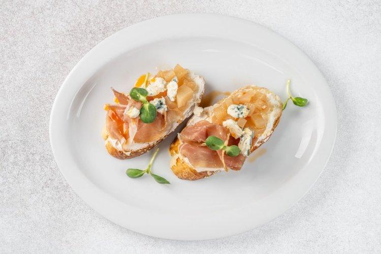 Bruschetta with Pear and Ham