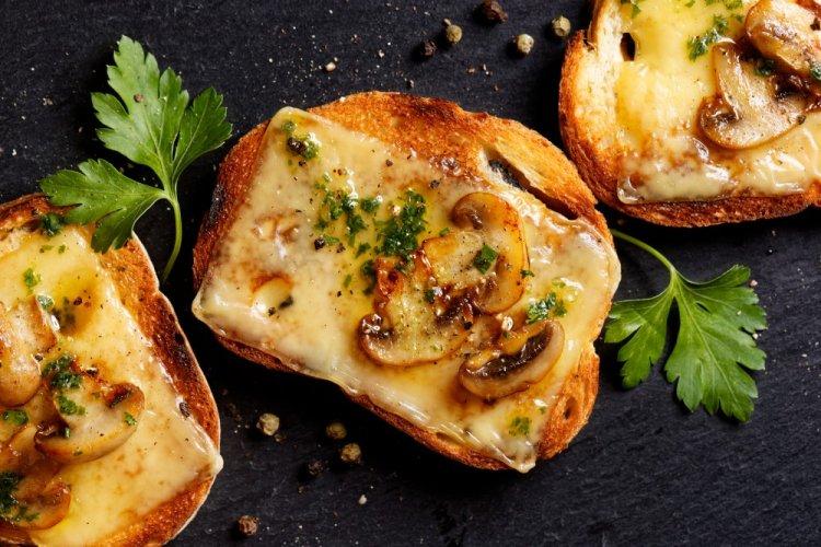 Bruschettas with Ham and Sautéed Mushrooms
