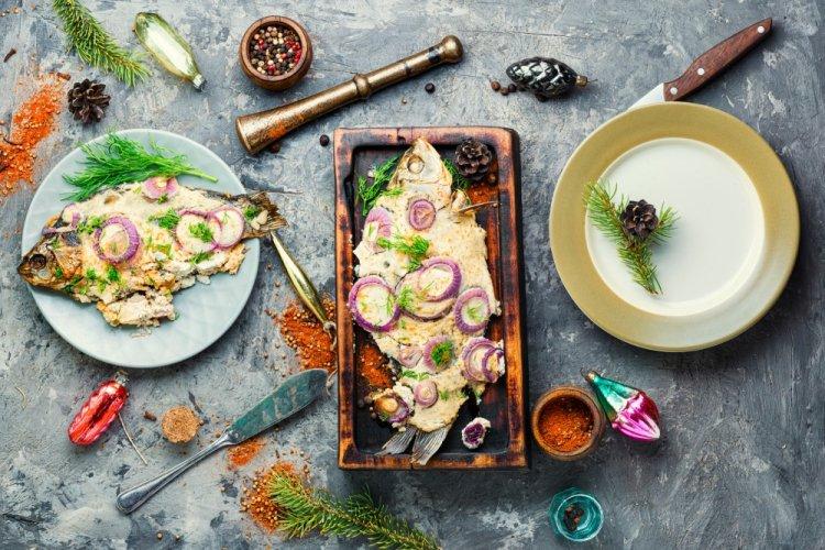 Crucian Carp with Onions in Sour Cream