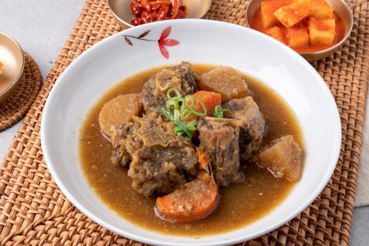 Pork Tails Braised with Vegetables