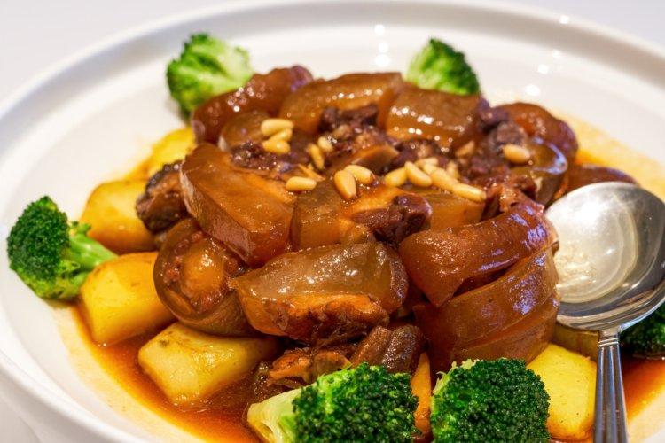 Braised Pork Tails with Potatoes