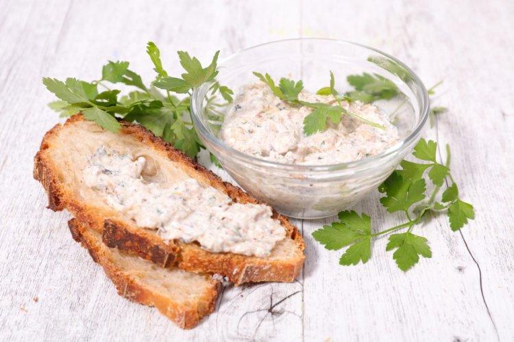 Paté de espadines con huevos y mayonesa