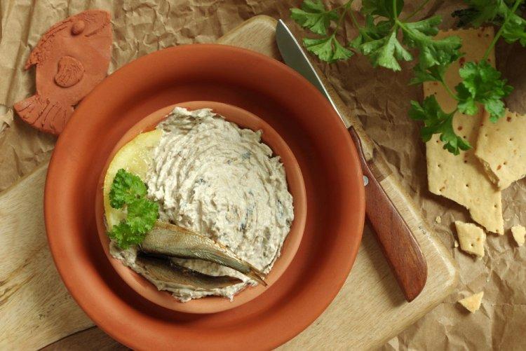 Paté de espadines con queso procesado para sándwiches