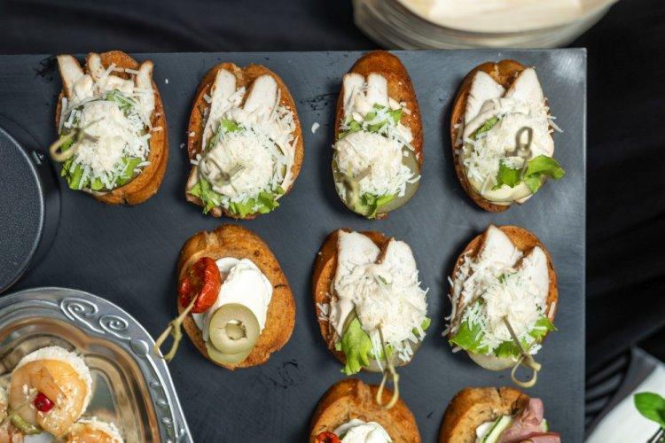 Caesar Bruschetta with Classic Sauce