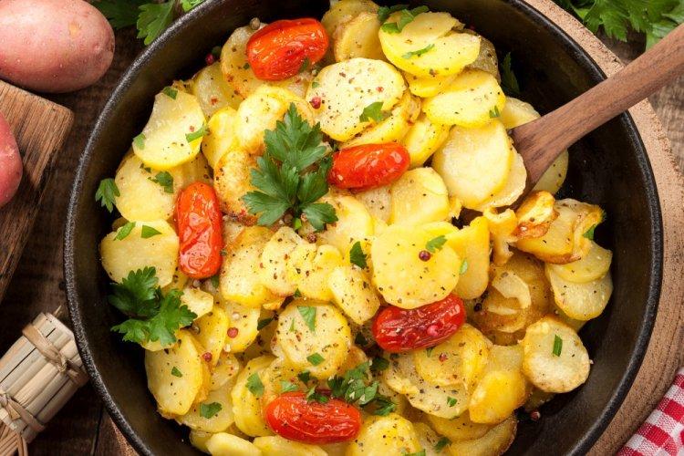Potatoes with Tomatoes in Foil on the Grill