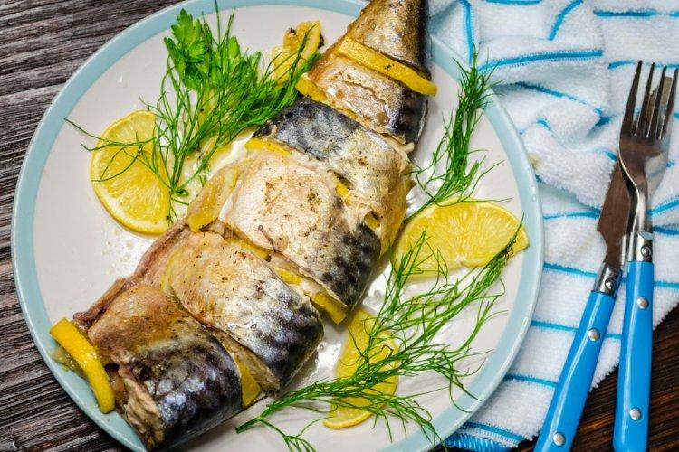 Mackerel Baked with Lemon and Onion on the Grill