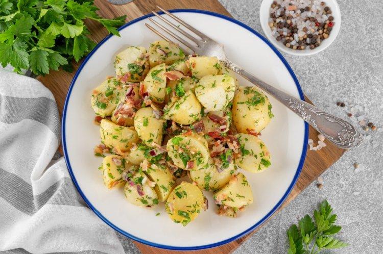 Patatas con tocino, ajo y eneldo en papel de aluminio a la parrilla