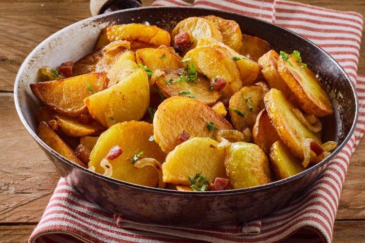 Patatas asadas con tocino y cebolla en papel de aluminio a la parrilla