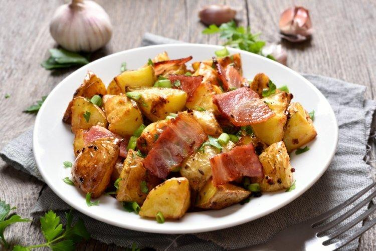 Patatas con tocino y salsa de mostaza en papel de aluminio a la parrilla