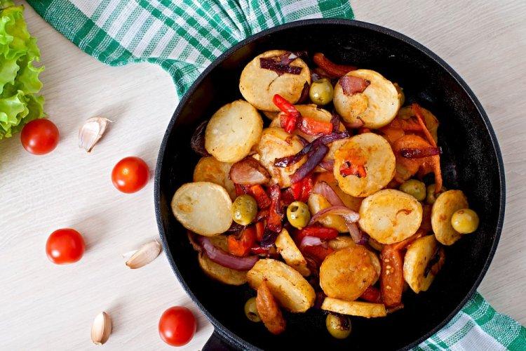 Patatas con tocino, tomates y pimiento morrón en papel de aluminio a la parrilla