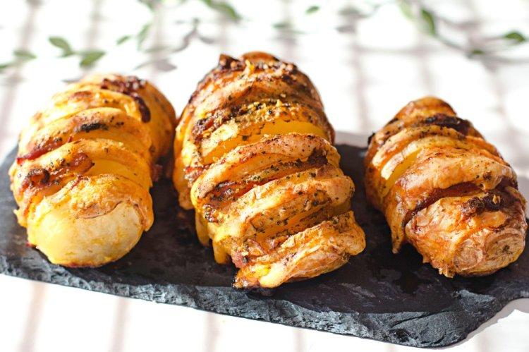 Patatas con tocino y queso en papel de aluminio a la parrilla