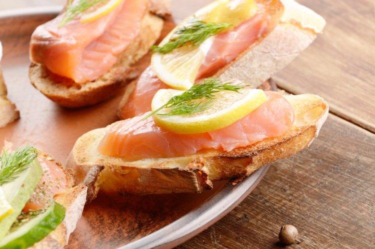 Sándwiches de pescado rojo, mantequilla y limón