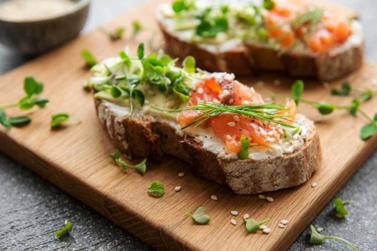 Sándwiches de mantequilla, pescado rojo y cebollino