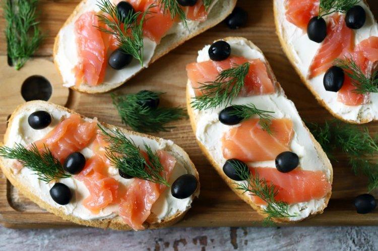 Sándwiches de pescado rojo, mantequilla y aceitunas
