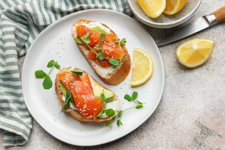 Sándwiches de mantequilla, aguacate y pescado rojo