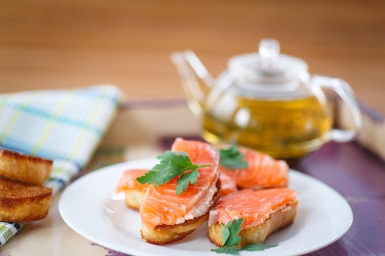 Sándwiches de mantequilla de limón y pescado rojo