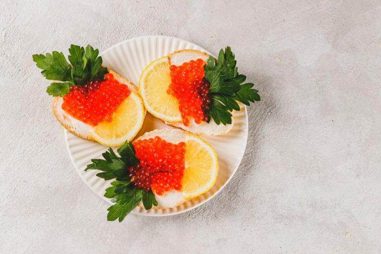 Sándwiches de mantequilla, pescado rojo y caviar rojo