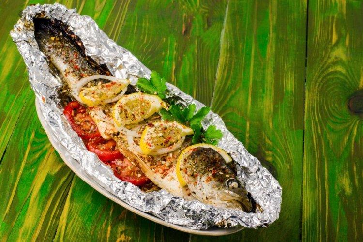 Mackerel with Tomatoes and Bell Pepper in Foil on the Grill