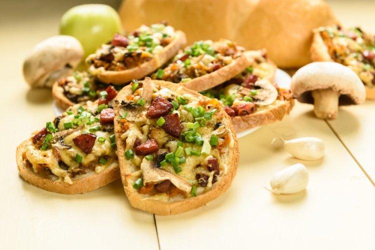 Sándwiches de jamón, queso y champiñones a la parrilla
