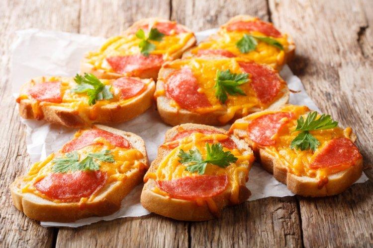 Sándwiches de salchicha, queso y salsa de tomate a la parrilla
