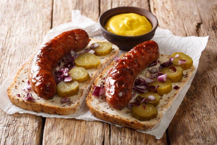 Sándwiches de salchichas de caza y mostaza a la parrilla