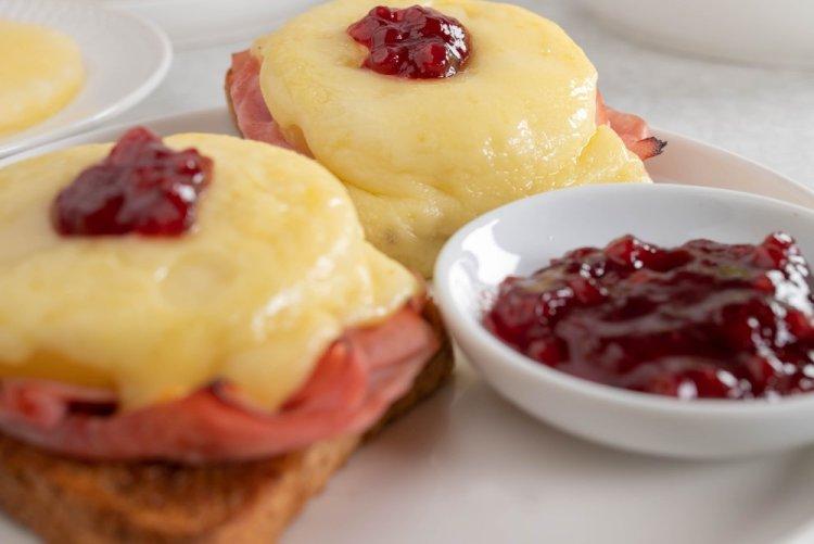 Sándwiches de jamón y piña a la parrilla