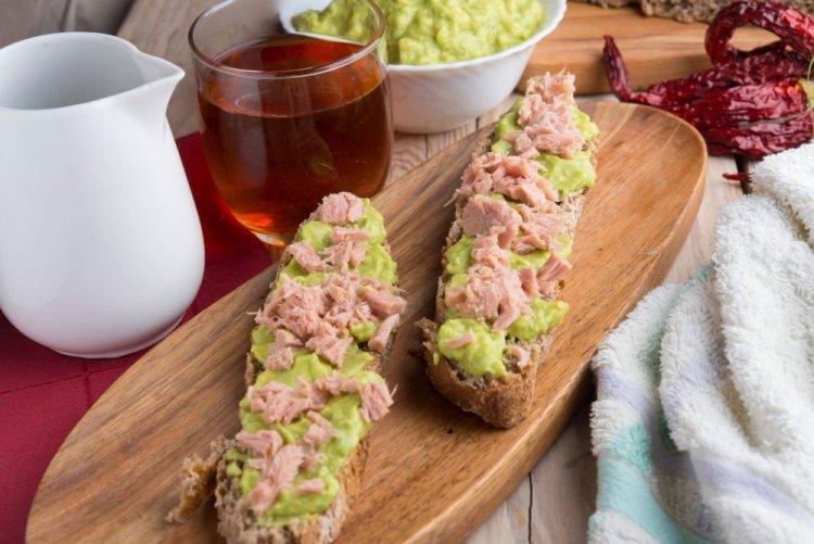 Sándwiches clásicos de atún y aguacate