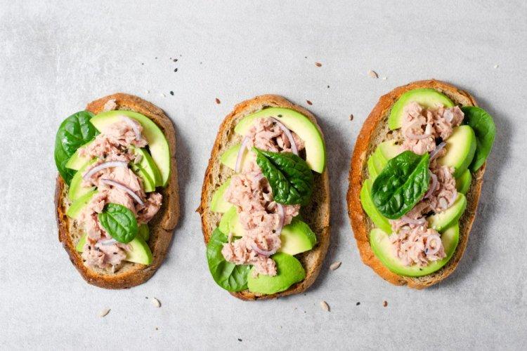 Sándwiches de atún, aguacate y espinacas
